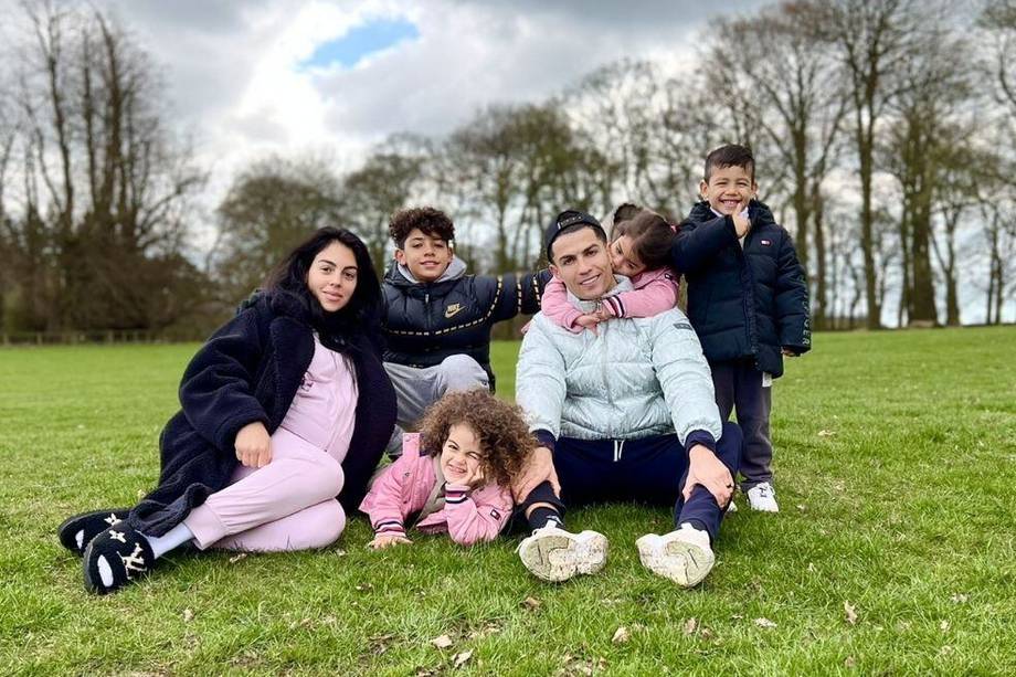 Cristiano Ronaldo y Georgina Rodríguez con su familia // Twitter Cristiano Ronaldo.