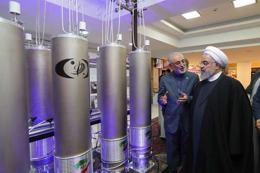 El presidente iraní, Hasán Rohaní, durante una visita a la organización de tecnología nuclear Ali Akbar Salehila en Teherán. / EFE