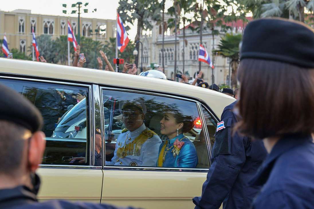 "Va a haber provocaciones, pero no queremos conflicto con nadie", alertó a los activistas Anon Numpa, uno de los líderes de la protesta. "Cuando pase el cortejo real, no insulten", pide el activista.
El rey Maha Vajiralongkorn asistirá a una ceremonia por la tarde y su cortejo pasará cerca del lugar de la manifestación.