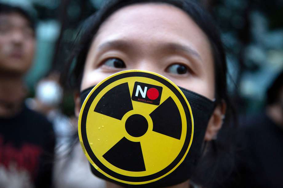 Una persona se manifiesta en Seúl  contra el vertimiento de aguas por parte de la central nuclear de Fukushima (Japón).