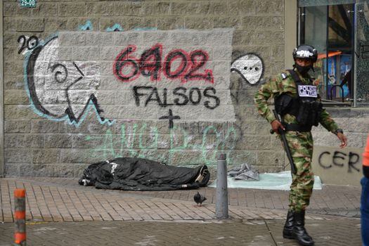 Letreros de falsos positivos "6402" en el centro de Bogotá, después de las protestas generadas por el Paro Nacional.