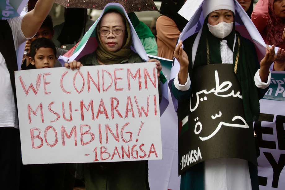 Musulmanes filipinos sostienen pancartas mientras se reúnen en solidaridad con las víctimas del atentado de la isla de Mindanao, Manila, Filipinas, este 3 de diciembre. 