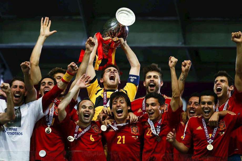 El equipo español levantando el trofeo de campeón en la Euro 2012. /EFE