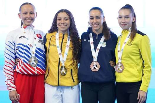 Sofía Cárdenas (segunda de izquierda a derecha), con la medalla de oro.
