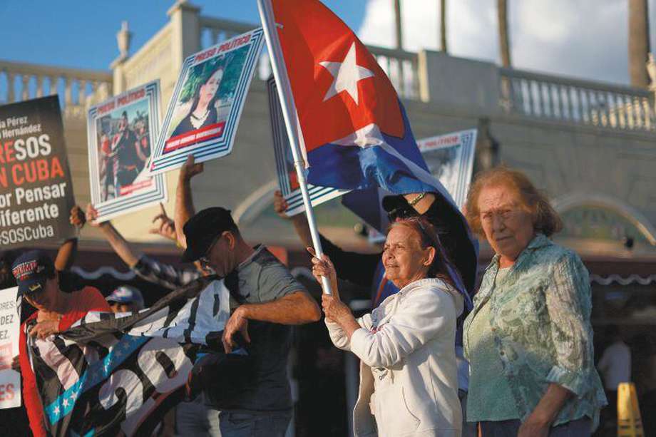 Los cubanoamericanos en la Pequeña Habana de Miami se manifiestan en apoyo a los manifestantes en Cuba
