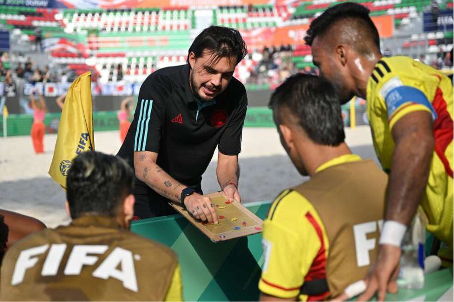 Santiago Alzate, director técnico de la selección de Colombia de fútbol playa, en el Mundial de Dubai 2024.