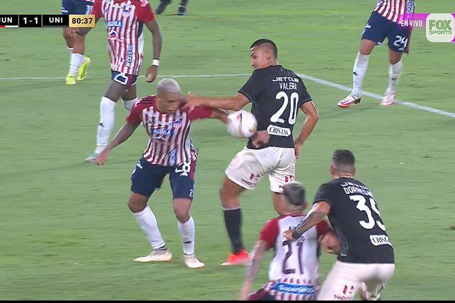 Jugada invalidada en el duelo de Junior vs. Universitario en Barranquilla por Copa Libertadores