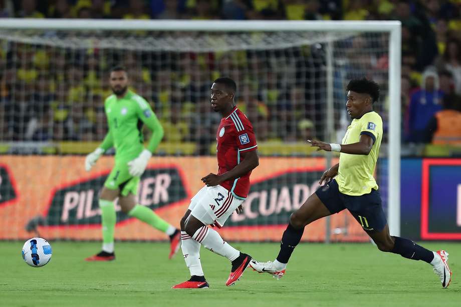 Kevin Rodríguez (d) -de Ecuador- disputa el balón con Carlos Cuesta, quien marcó un gol que luego el VAR desestimó po un fuera de lugar de Rafael Santo Borré.