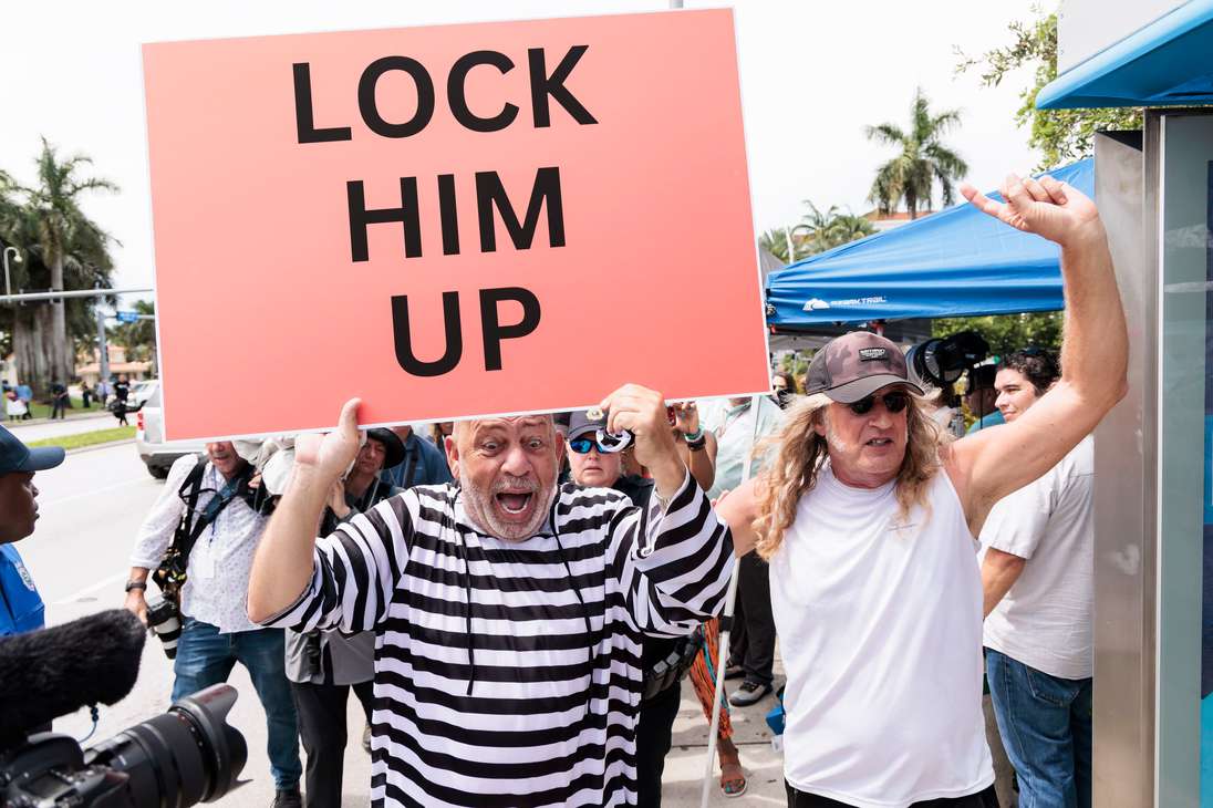Doral (United States), 12/06/2023.- Anti-Trump protestor Domenic Santana (L) and supporters (background) of former President Donald Trump gather near the entrance to the Trump National Doral Miami golf course in Doral, Florida, USA, 12 June 2023. Trump is facing multiple federal charges stemming from an US Justice Department investigation led by Special Counsel Jack Smith related to the former president'Äôs alleged mishandling of classified national security documents and is scheduled to turn himself into authorities on Tuesday in Miami. (Protestas, Estados Unidos) EFE/EPA/JUSTIN LANE