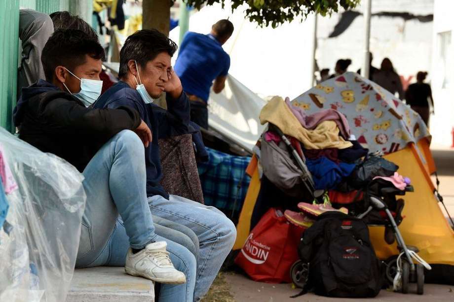 Migrantes que se dirigen en caravana hacia Estados Unidos descansan en la "Casa del Peregrino San Juan Diego", en la Ciudad de México.