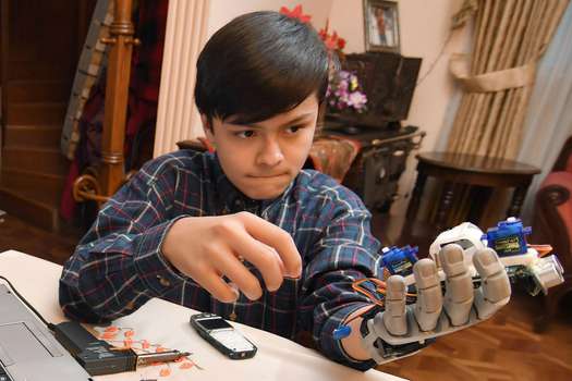 El boliviano Leonardo Viscarra tiene 14 años y creó su propia prótesis robótica a partir de diseños que encontró en Internet. / EFE