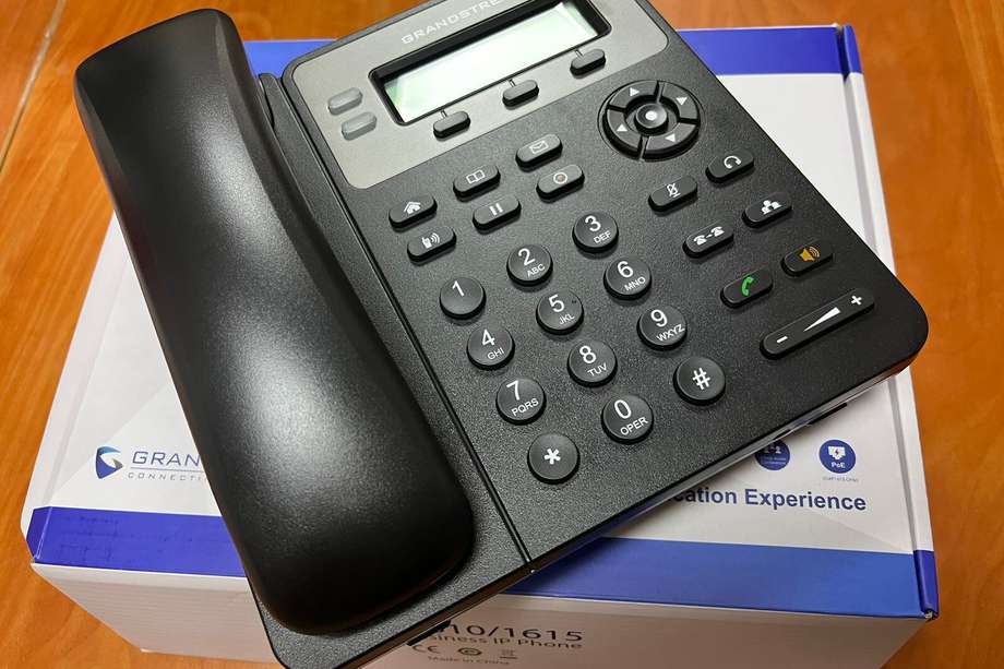 Estos son los teléfonos de oficina, que según la concejal María Victoria Vargas, fueron comprados por un valor de $3.5 millones. Los equipos se iban a entregar a las cuatro subredes de salud de Bogotá.