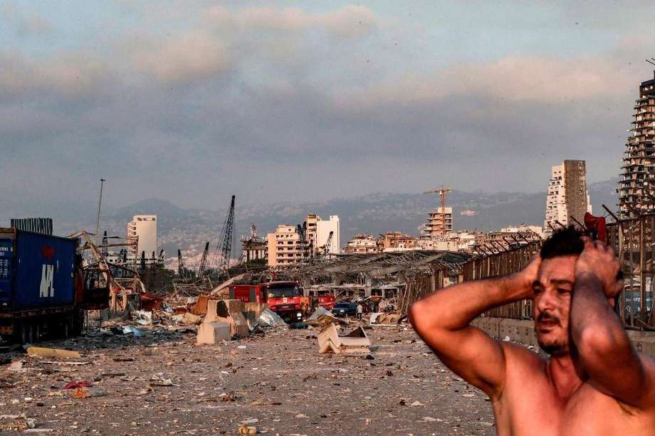 Un hombre reacciona a la gran explosión cerca al puerto de Beirut (Líbano). / AFP