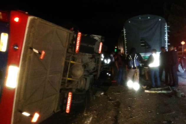 Choque entre flota y tractocamión dejó más de 20 heridos en la vía Cajicá-Zipaquirá