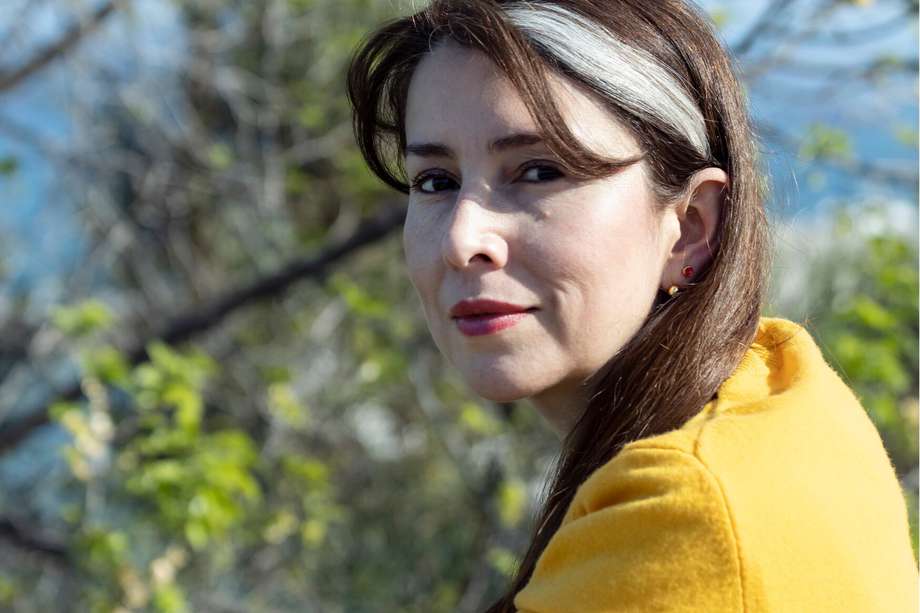 La autora de la novela "Y eran una sola sombra", Isabel-Cristina Arenas, presenta la saga de la familia Sepúlveda a lo largo de varias generaciones.