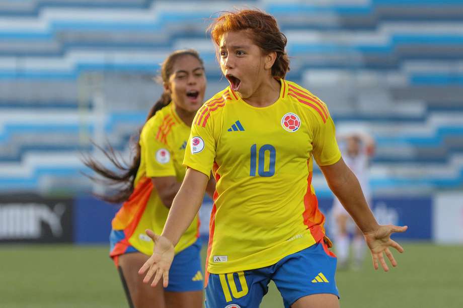 Gabriela Rodríguez de Colombia celebra un gol en un partido por el Sudamericano Femenino sub-20 entre Colombia y Venezuela.