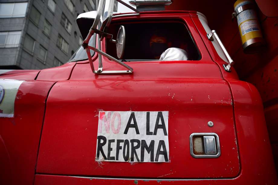 Volqueteros y transportadores protestan el lunes 03 de Mayo por la carrera séptima en Bogotá, en apoyo al Paro Nacional y rechazando la reforma tributaria.