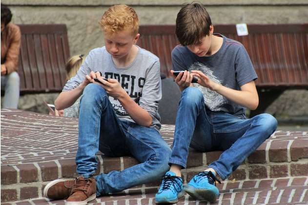 Estudio revela que los adolescentes con pantallas en la habitación estudian menos tiempo