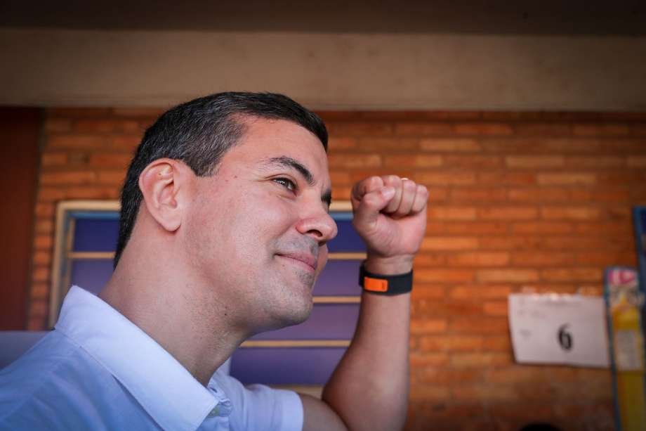 El candidato a la Presidencia de Paraguay por el Partido Colorado oficialista, Santiago Peña, tras depositar su voto en la escuela St. Anne's School de Asunción.