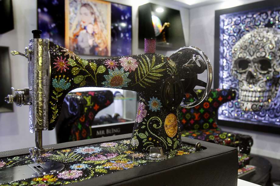 Fotografía de una máquina de coser cubierta con cristales hecha por el artista colombiano Mauricio Benítez, conocido como "MR. Bling", del 24 de enero 2023 en la edición 35 de Colombiatex, en Medellín (Colombia). 