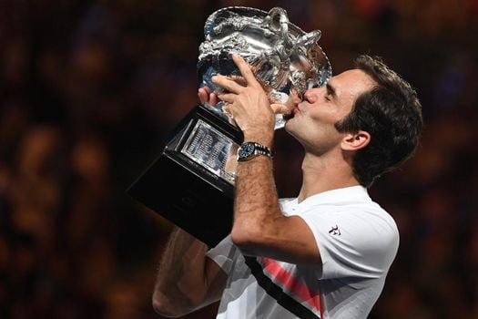Roger Federer con su último título de Grand Slam en el Abierto de Australia en 2018. 