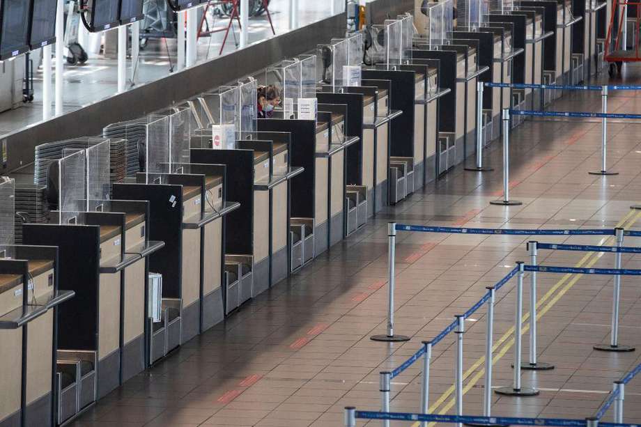 Vista hoy del Aeropuerto Internacional Arturo Merino Benítez casi vacío, después de que el Gobierno chileno decretara el cierre de fronteras durante al menos 30 días, ante el avance de la pandemia de COVID-19, en Santiago (Chile).