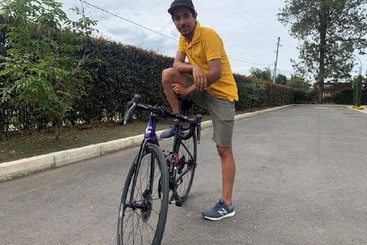 El ciclista Daniel Felipe Martínez cerca a su casa, en el oriente antioqueño.