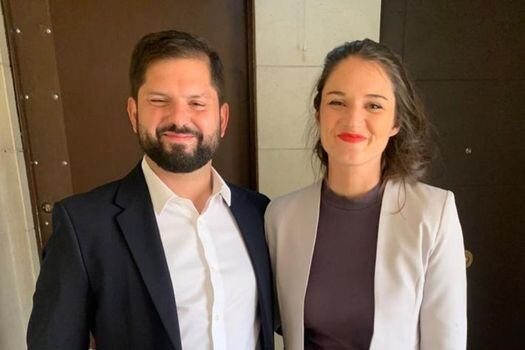 El presidente electo de Chile, Gabriel Boric, y su novia, Irina Karamanos.