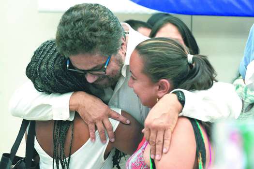 “Iván Márquez”, de las Farc, con dos familiares de víctimas del conflicto celebran los acuerdos de paz de esa guerrilla con el gobierno de Colombia.  / / AFP
