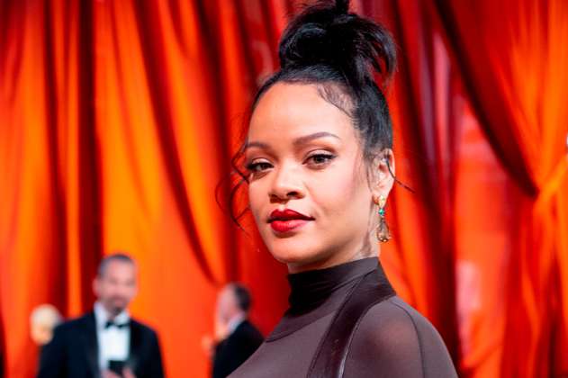 Rihanna presume su barriguita en un revelador atuendo en blanco total