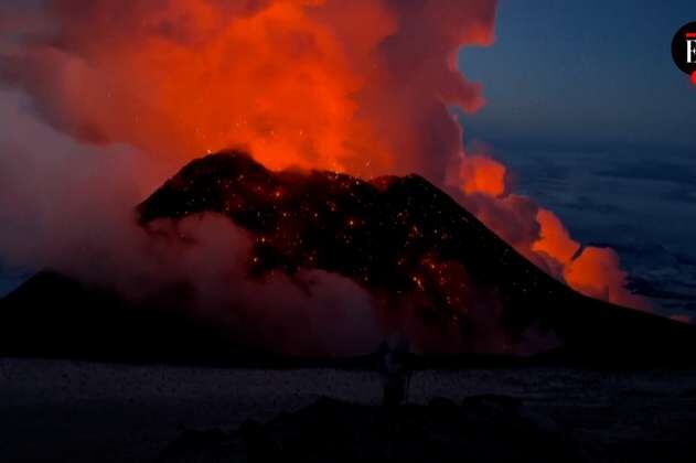 Turistas se toman selfies al borde del volcán en erupción Kiluchevskoi, en Eurasia