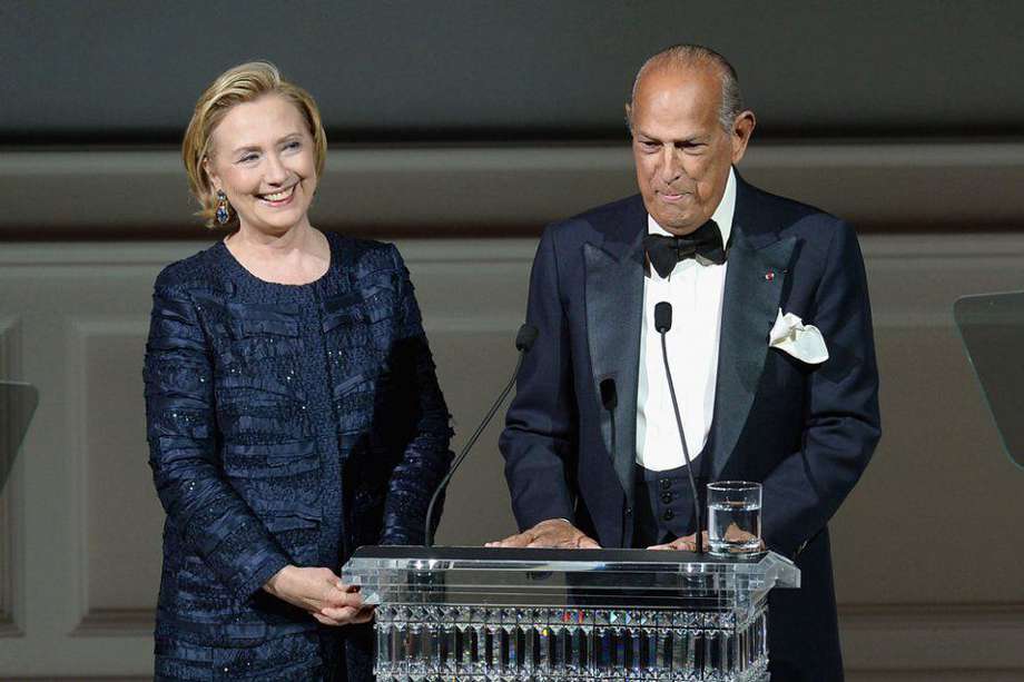 Hillary Clinton y Óscar de  la Renta en los Premios CFDA de la moda 2013. / AFP