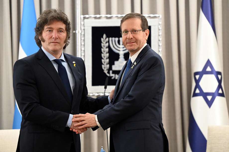 Una fotografía proporcionada por la Oficina de Prensa del Gobierno de Israel (GPO) muestra al presidente israelí Isaac Herzog (derecha) reuniéndose con el presidente argentino Javier Milei (izq.) en la residencia presidencial en Jerusalén, el 6 de febrero de 2024.
