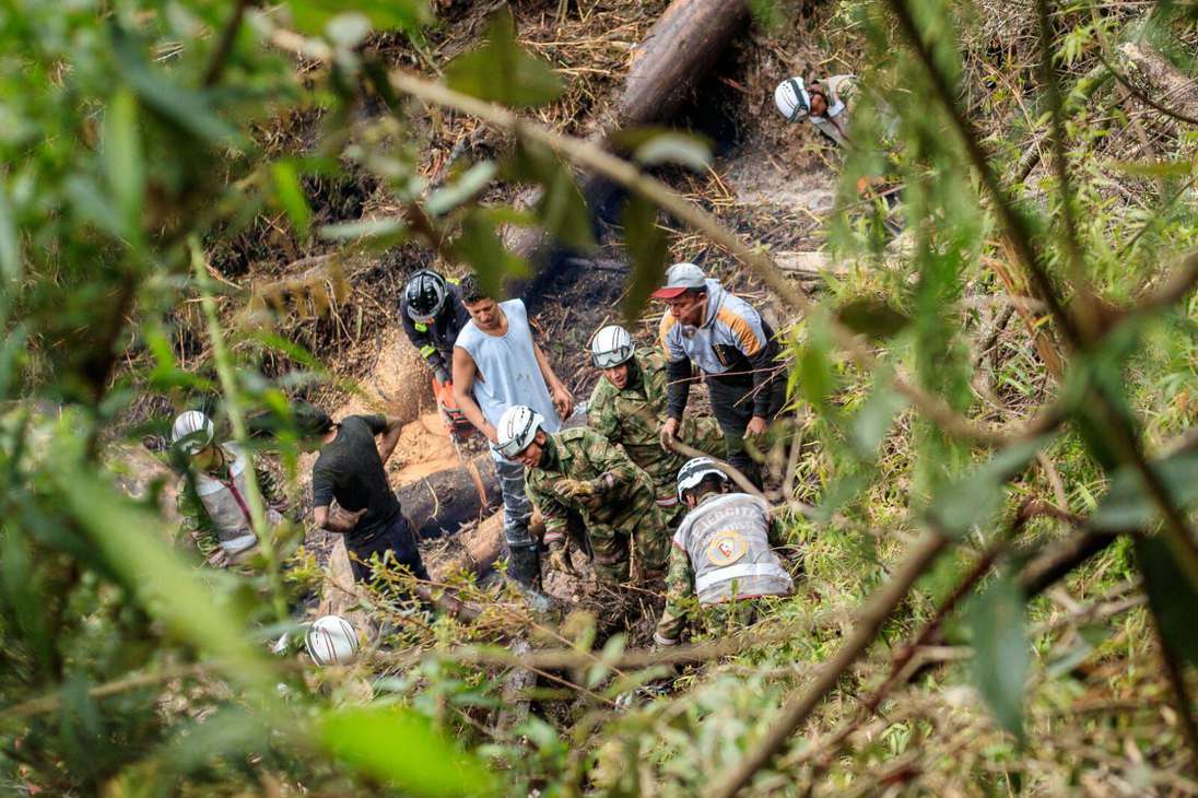 Organismos de socorro trabajan este 14 de noviembre en la zona de Arboreto, en La Calera, para tratar de encontrar a una persona reportada como desaparecida.