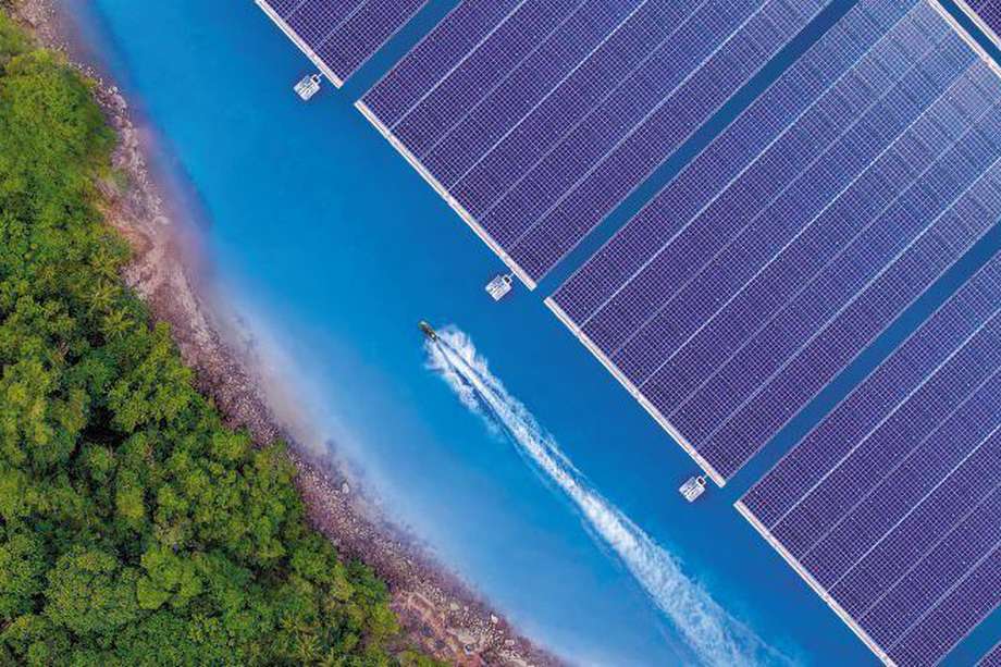 Solar cell farms that generate electricity from large amounts of solar energy floating on the water surface.