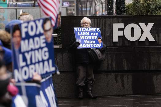 Manifestantes protestan en las inmediaciones de la sede de Fox News Channel, en Nueva York. 