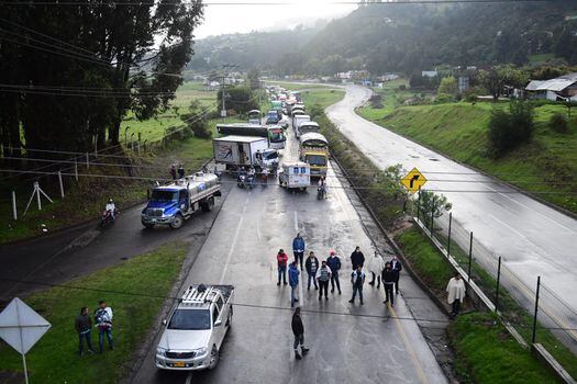 Las vías en Cundinamarca han estado cerradas. En algunos casos se ha dificultado el paso de la misión médica. 
