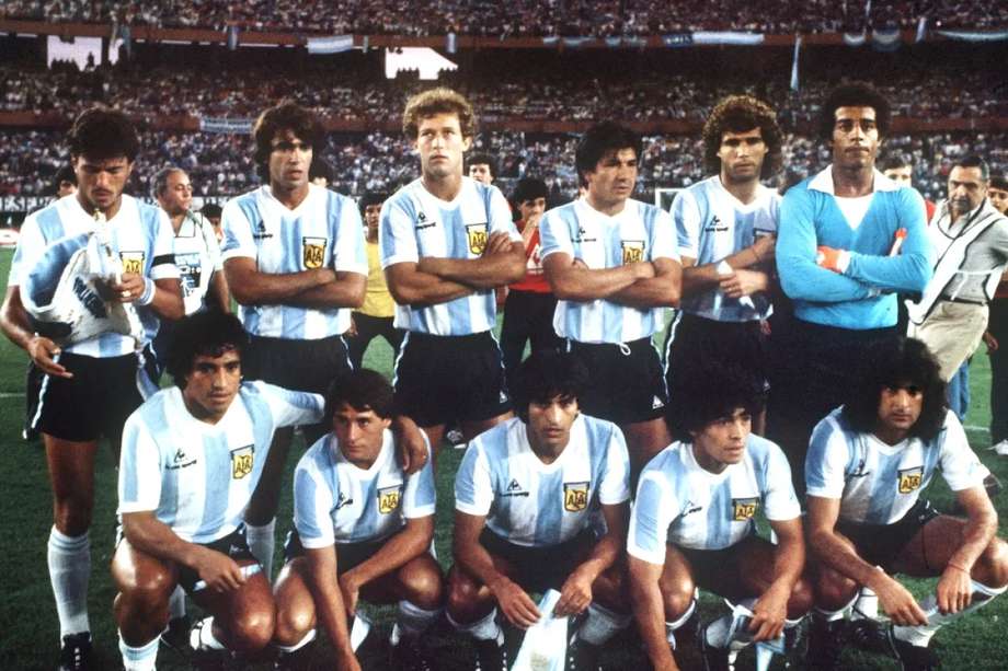Diego Maradona y Mario Alberto Kempes (abajo a la derecha), con la camiseta de la selección de Argentina.