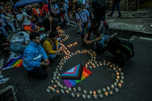Con velas, decenas de ciudadanos dibujaron la sigla LGBTIQ+ en la calle Barbacoas, en Medellín, en rechazo a la ola de asesinatos.