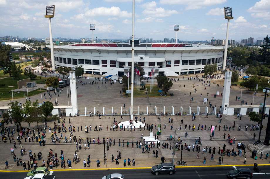 En esta vista aérea la gente hace fila para emitir su voto en un referéndum constitucional en una mesa de votación en el Estadio Nacional.