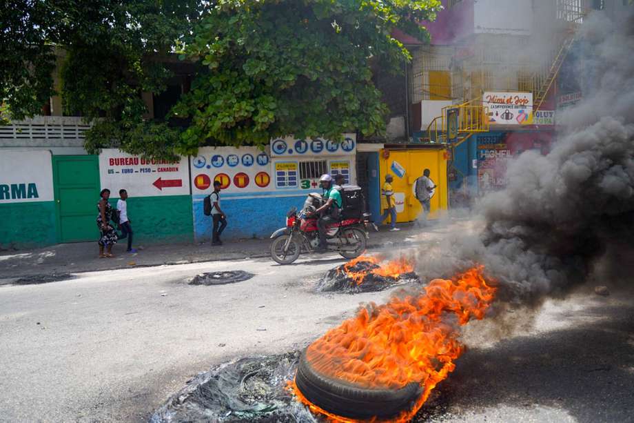 Los precios altos, la escasez de alimentos y de combustible y la violencia desenfrenada de las pandillas están acelerando el empeoramiento de la seguridad en la capital haitiana, Puerto Príncipe.