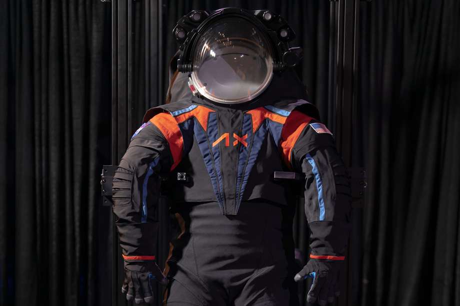 El traje espacial avanzado garantiza que los astronautas estén equipados con equipos robustos y de alto rendimiento. Asimismo, tienen capacidad para soportar las condiciones de entornos hostiles. 