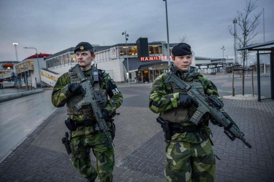Soldados suecos se movilizan a la frontera ante el aumento de las tensiones entre Rusia y Ucrania.