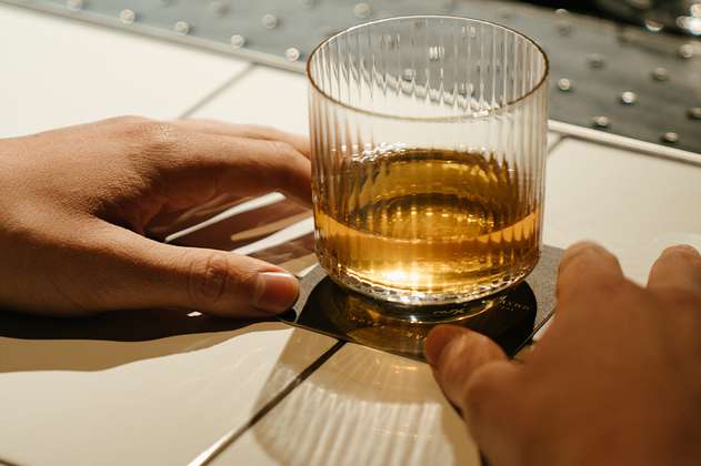 Qué es el alcoholismo, una de las adicciones del actor Matthew Perry