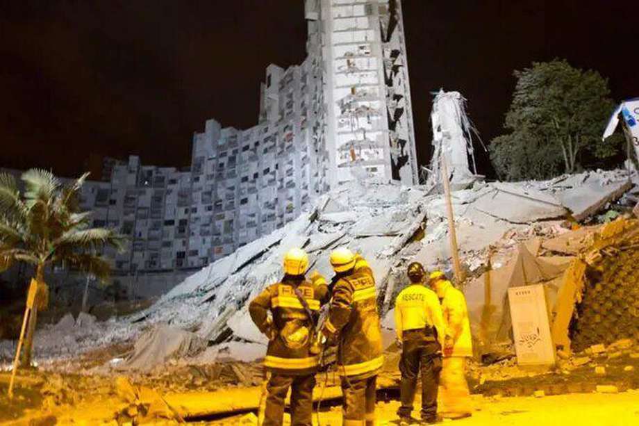 El 23 de septiembre de 2014 las cuatro torres cayeron tras un proceso de implosión, algo nunca antes visto en Colombia. Se utilizaron 200 kilos de explosivo Indugel y 3.000 metros de cordón detonante.