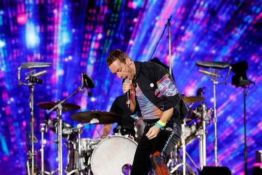 Chris Martin, vocalista de Coldplay, canta durante un concierto de la banda británica en Bogotá (Colombia).