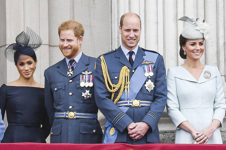 Meghan Markle y Kate Middleton rodean a sus esposos los príncipes Harry y William.