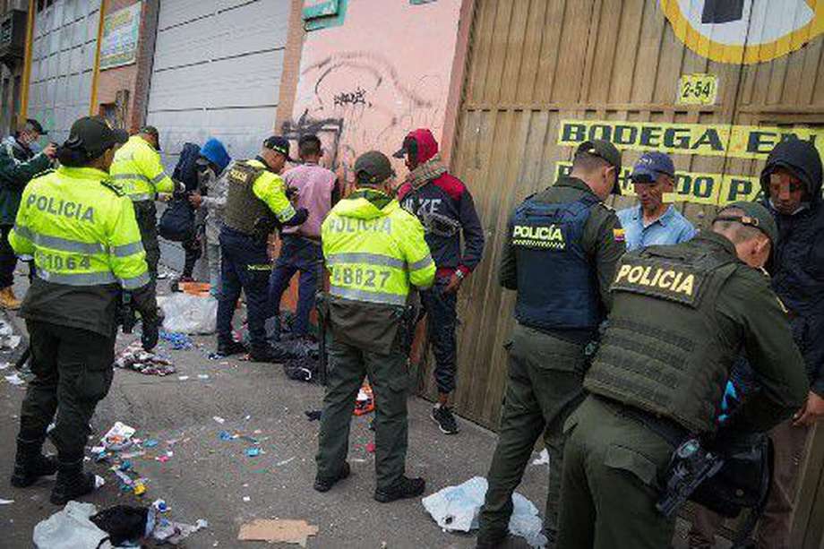 La mañana de este viernes 3 de mayo, 250 uniformados se tomaron las calles del   barrio San Bernardo, en el centro de Bogotá. 13 personas fueron capturadas.
