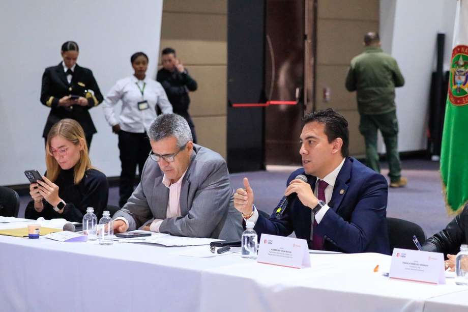 El ministro del Interior, Luis Fernando Velasco, y el registrador Nacional, Alexander Vega, durante una comisión de seguimiento electoral.