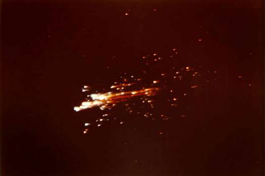 Como se esperaba que sucediera, en el viaje de vuelta a la Tierra, el módulo de comando del Apolo 11 arroja pedazos en llamas a medida que se precipita a través de la atmósfera de la Tierra. 24 de julio de 1969.  / NASA. 